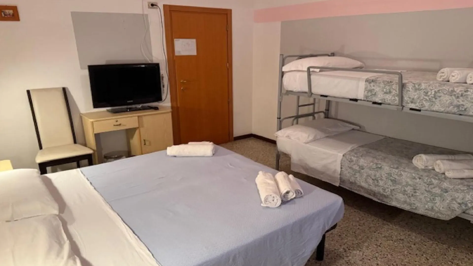 Hotel Nives 리미니