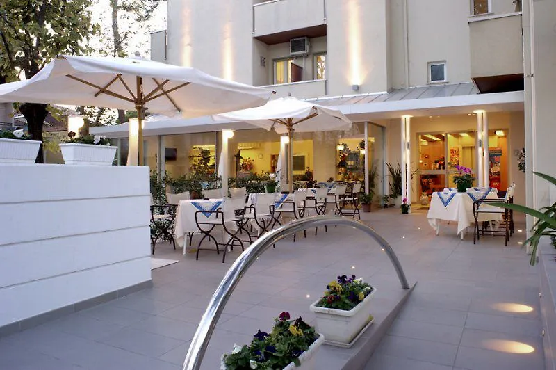 Hotel Nives 리미니 3*,